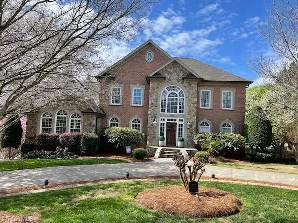 4448 Lochurst Dr, Pfafftown, NC 27040