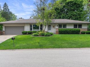 6821 N Seville Ave, Glendale, WI 53209