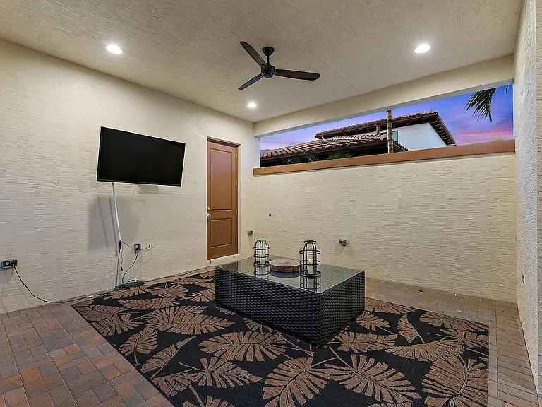 1077 Faulkner Ter — Photo 61