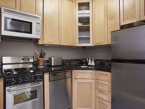 3rd image of 304 W 88th St APT 2D