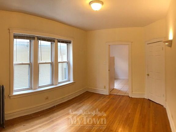 3rd image of 4705 N Artesian Ave APT 2