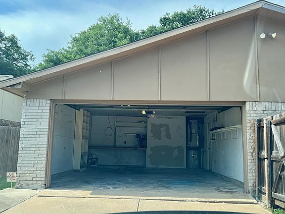 2nd image of 1104 Villa Downs Dr