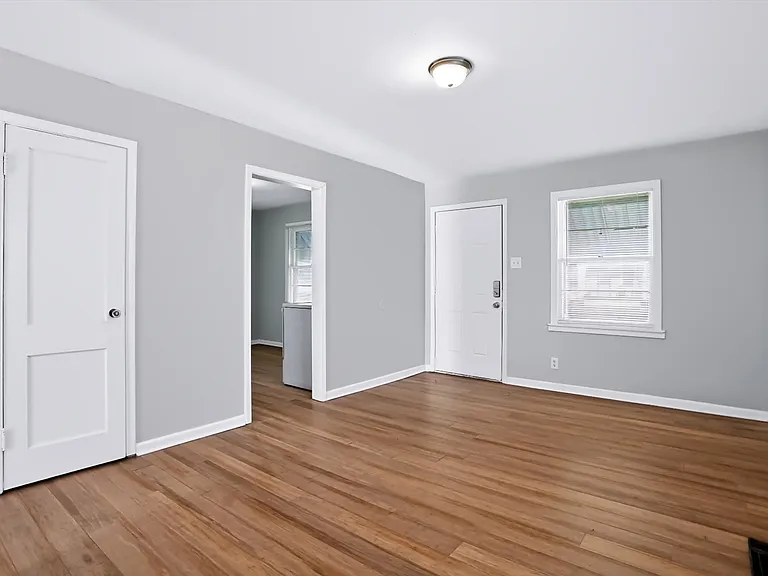 1931 N Drexel Ave — Photo 13