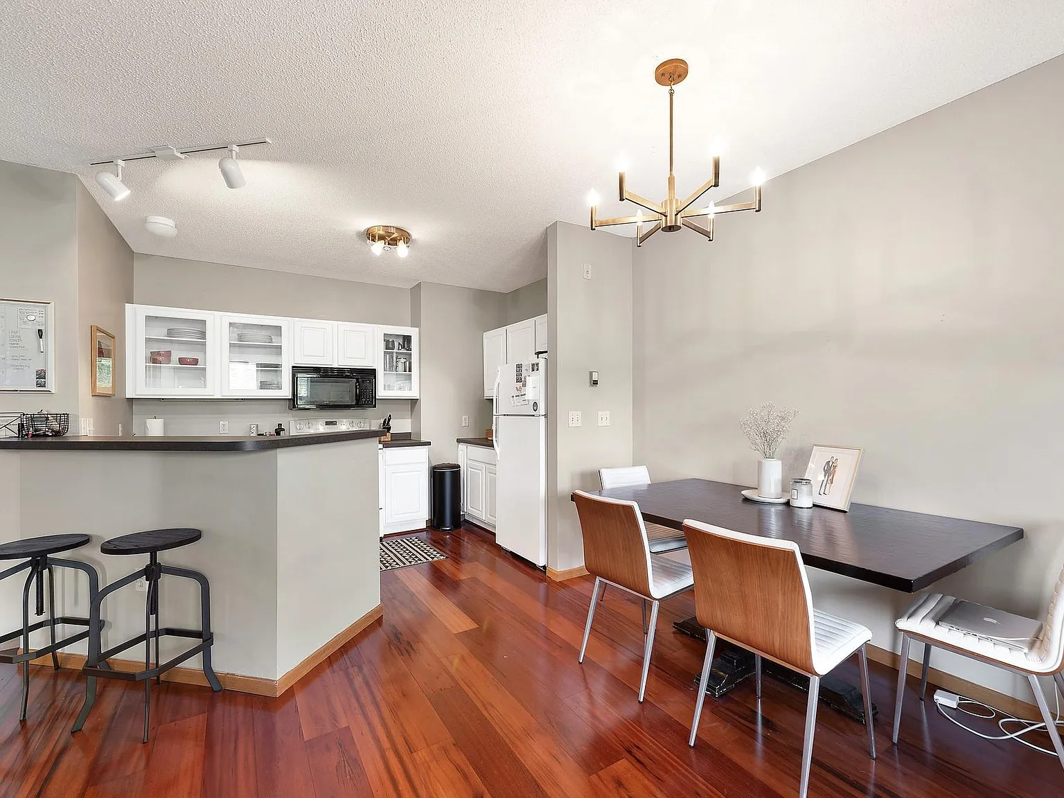 2 bed, 1.0 bath, 937 sqft, $1,995 — Photo 4