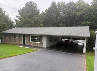 752 Osborne Sunset Dr, North Wilkesboro, NC 28659