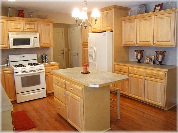 Gorgeous Kitchen W/ Tons of Maple Cabinetry