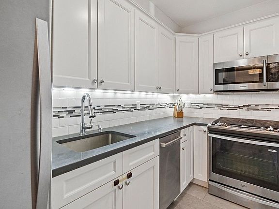 4th image of 251 E 51st St APT 2C