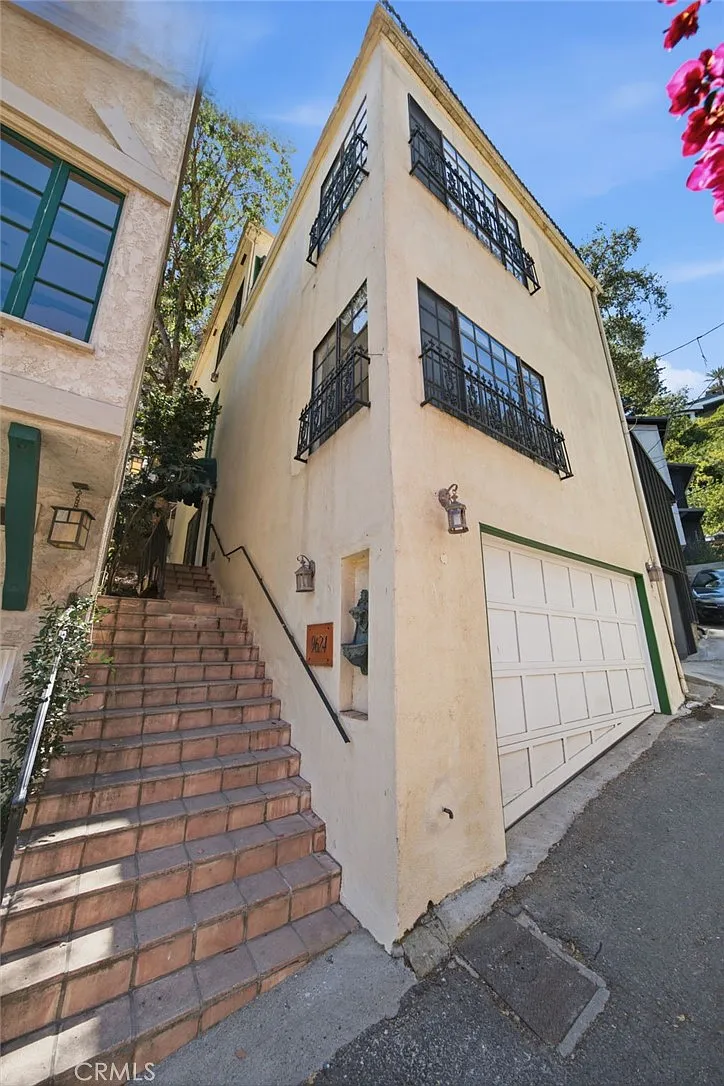 3 bed, 2.5 bath, 2026 sqft, $8,000 — Photo 2