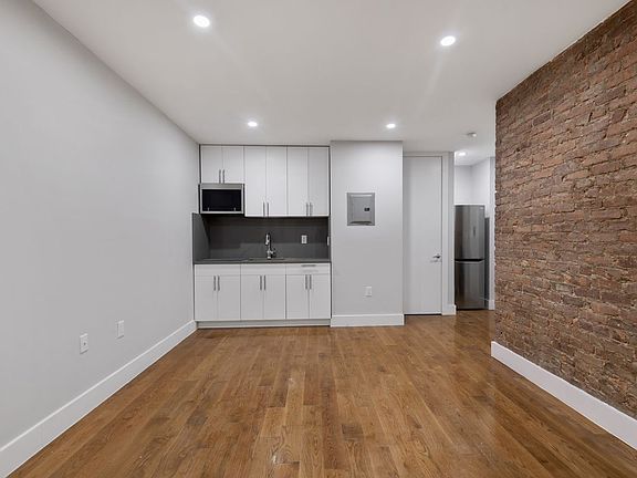 3rd image of 590 W 204th St APT B1