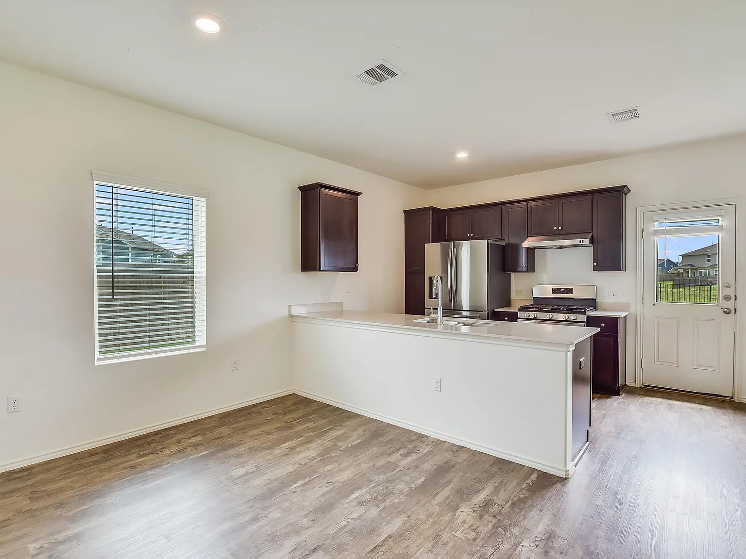 4 bed, 2005 sqft, $2,150 — Photo 4