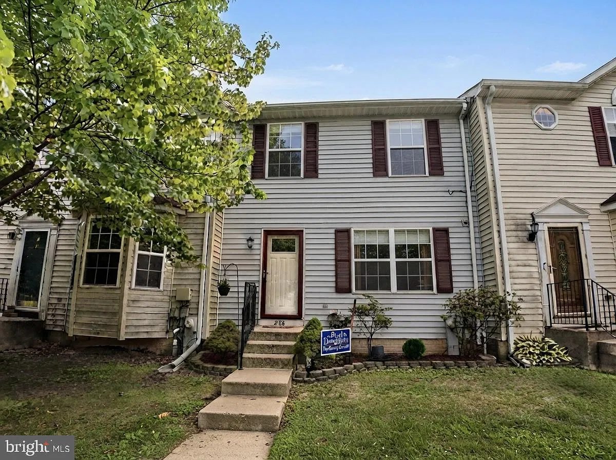 3 bed, 2.5 bath, 1360 sqft, $2,400 — Photo 2