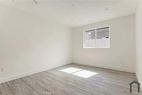 715 W Hyde Park Blvd — Photo 2
