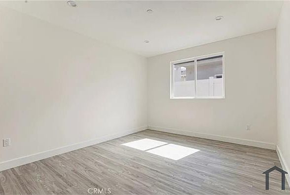 2nd image of 715 W Hyde Park Blvd