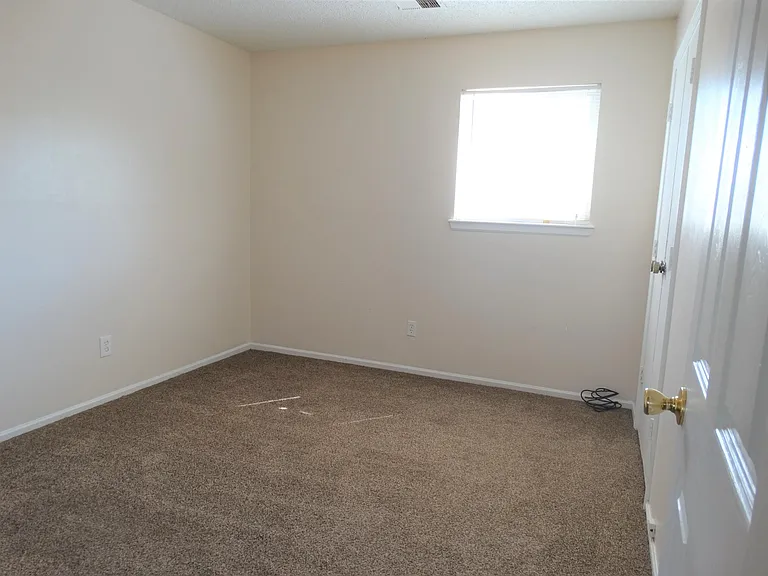 401 W Davis St — Photo 4