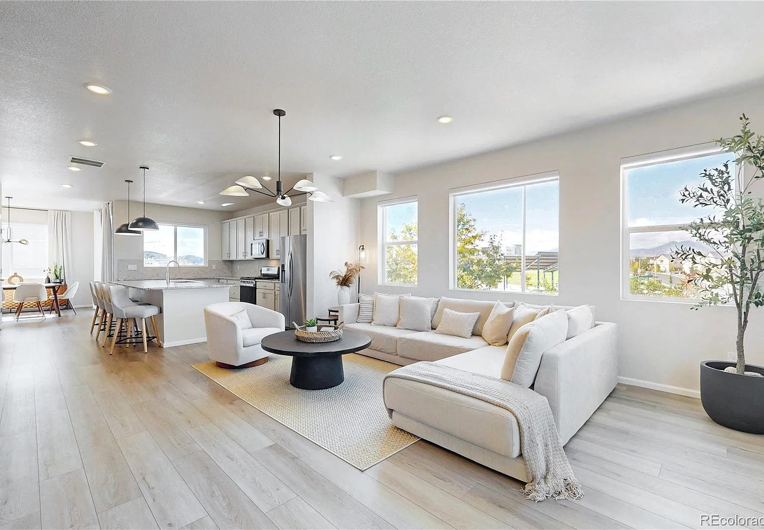 4 bed, 3.5 bath, 2301 sqft, $4,400 — Photo 4