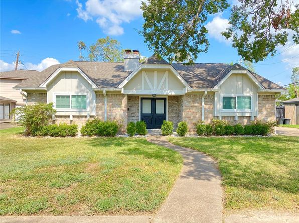 338 Ballantrae Ln