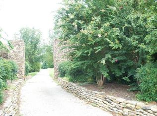 1748 Mountain View Ln, Tuscumbia, AL 35674