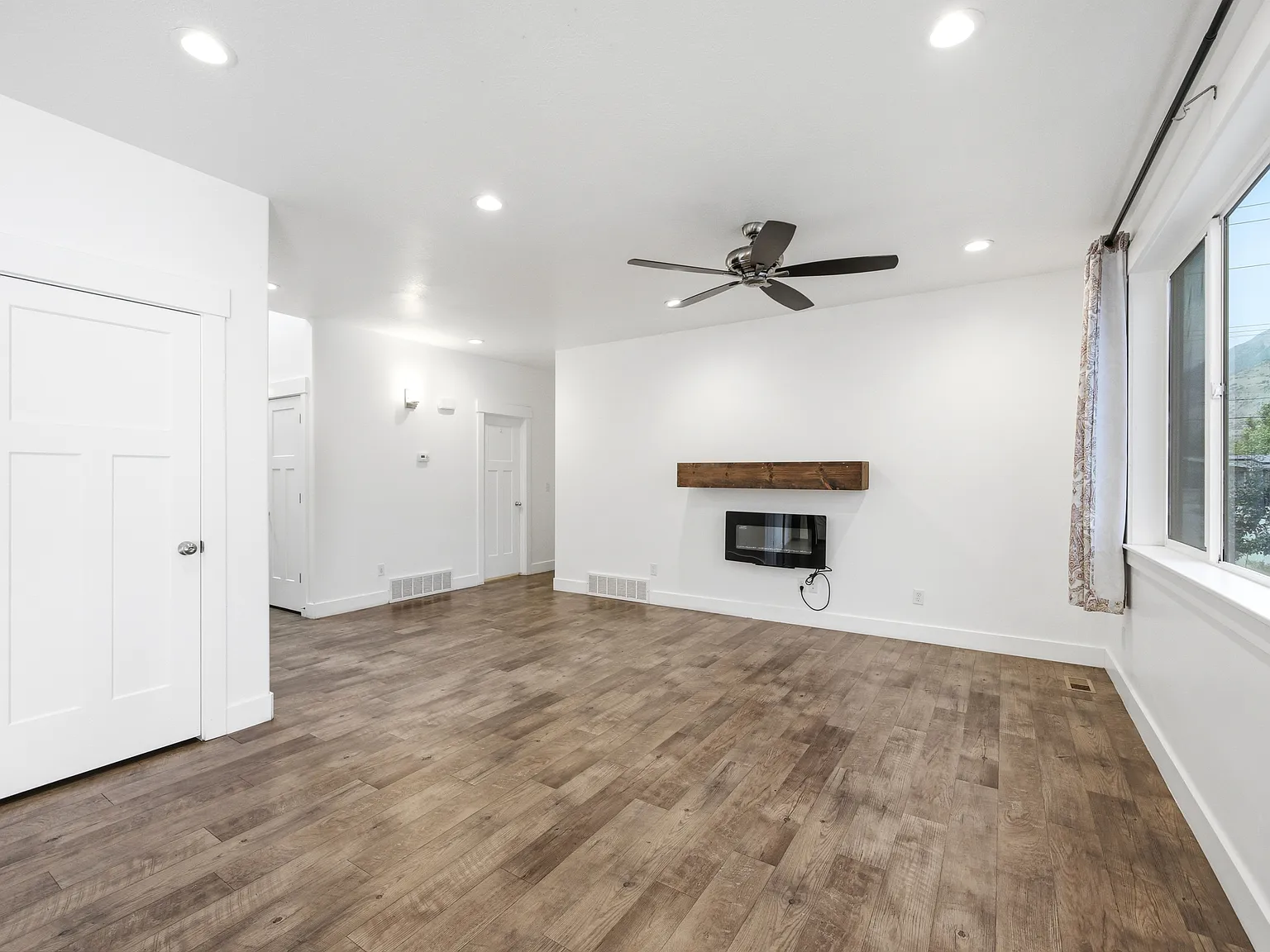 4 bed, 2.5 bath, 2800 sqft, $3,200 — Photo 4