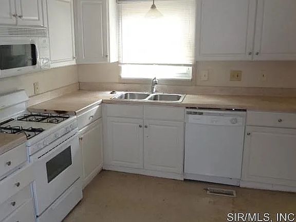 3rd image of 323 W Van Buren St