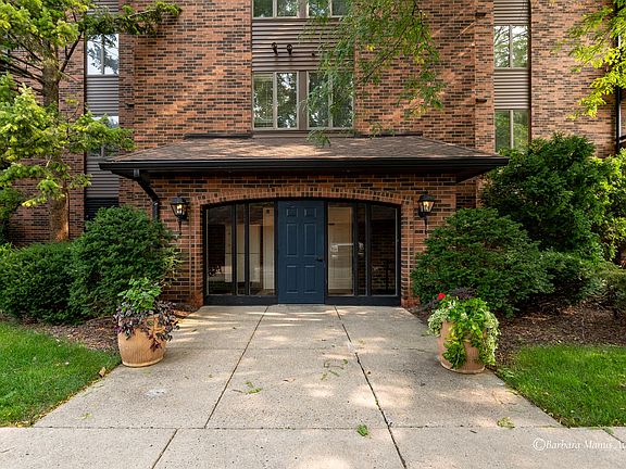 3rd image of 3181 Charlevoix Dr SE Unit 305