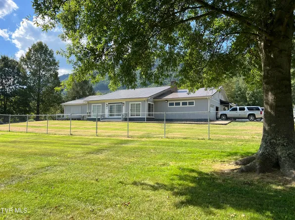 3511 Sunray Ln, Big Stone Gap, VA 24219