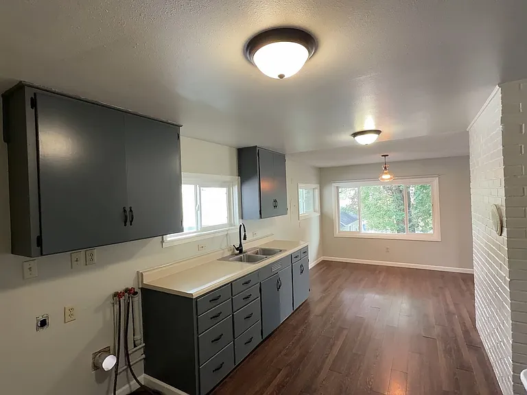 210 SE Court St — Photo 10