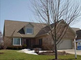 692 Wedgewood Dr, Crystal Lake, IL 60014