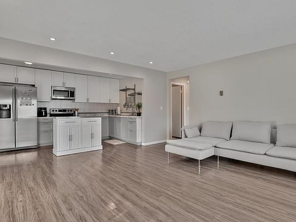4th image of 150 S Irving Ave #203