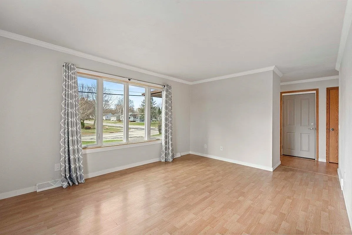 2 bed, 1.0 bath, 1059 sqft, $1,975 — Photo 3