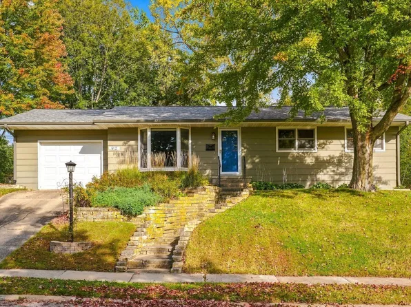 910 Wylde Green Rd, Iowa City, IA 52246