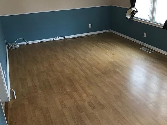 3rd image of 820 Seneca Ave