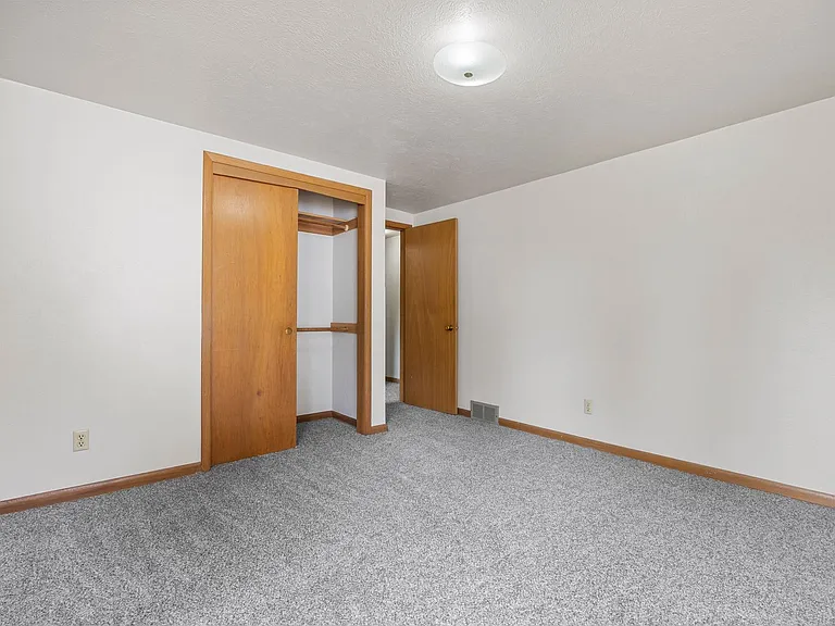 3401 Seneca Ave — Photo 20