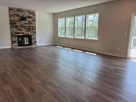 3rd image of 2062 Whithorn Hill