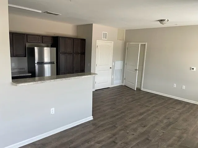 2 bed, 990 sqft, $1,485 — Photo 2