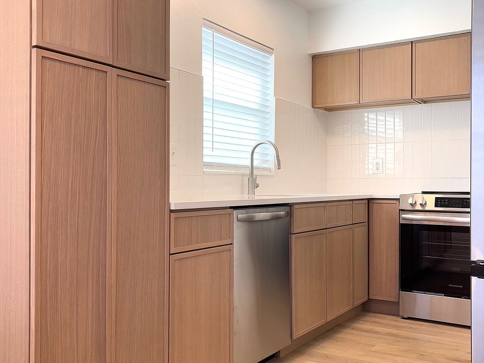 Brand new kitchen! solid wood cabinets, soft close doors, quartz countertops, brand new stainless steel appliances. Tons of storage.