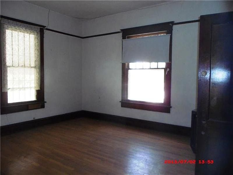 2nd image of 122 N Iron St