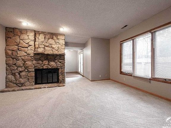 2716 W 24th Lawrence, KS listing photo #3