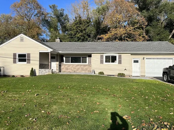 5693 Stone Rd, Lockport, NY 14094