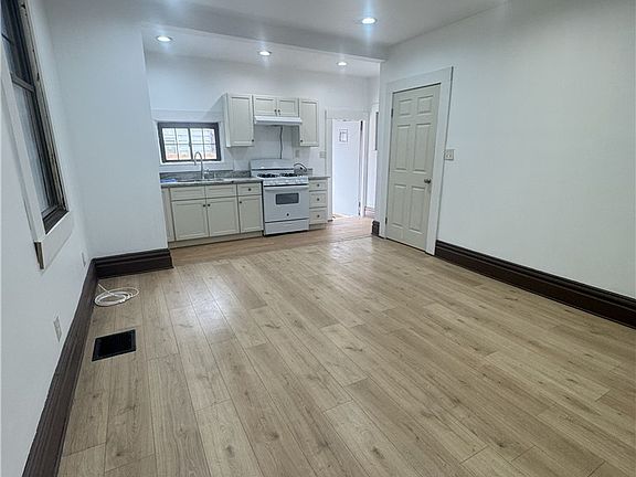 4th image of 5112 Chaplain Way