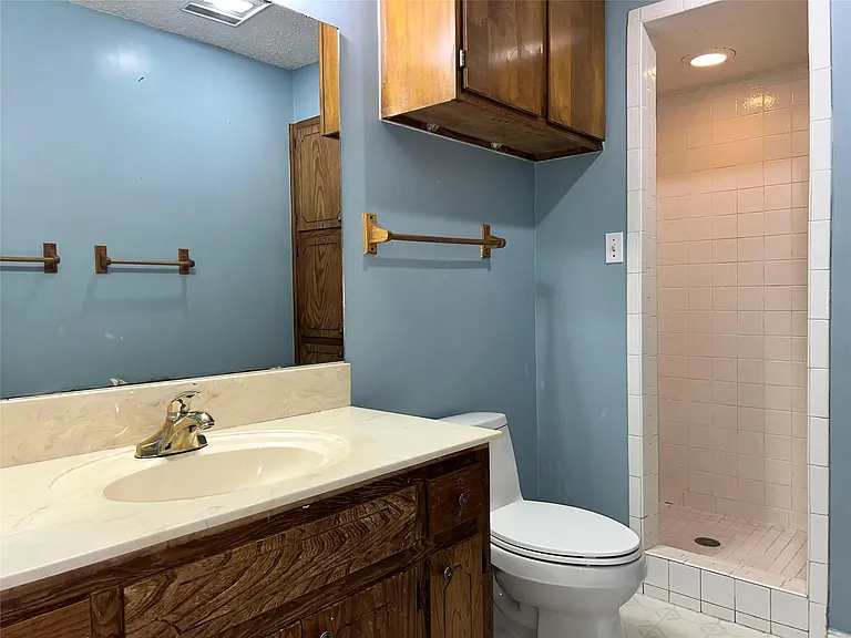 209 Oak Crest Ln — Photo 5