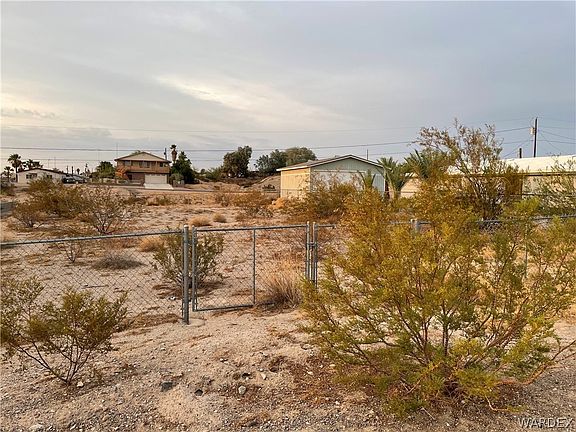 3rd image of 4655 E Park