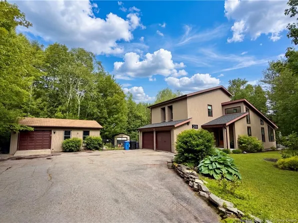 200 Robin Hood Ave, Bathurst, NB E2A 4Y7