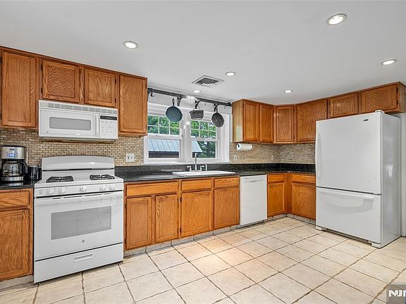 3rd image of 157 Chestnut Ridge Rd