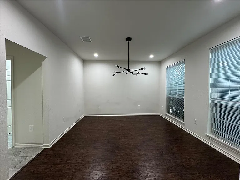 3811 Stockbridge Dr — Photo 3