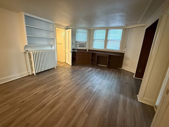 4th image of 615 N Dubuque St #11