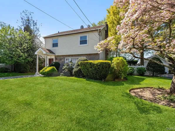 99 Norwood Avenue, Malverne, NY 11565