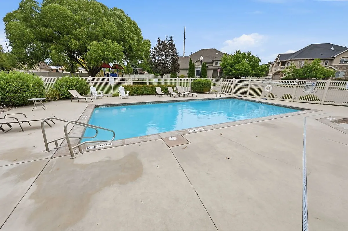 3 bed, 4.0 bath, 2450 sqft, $2,500 — Photo 3
