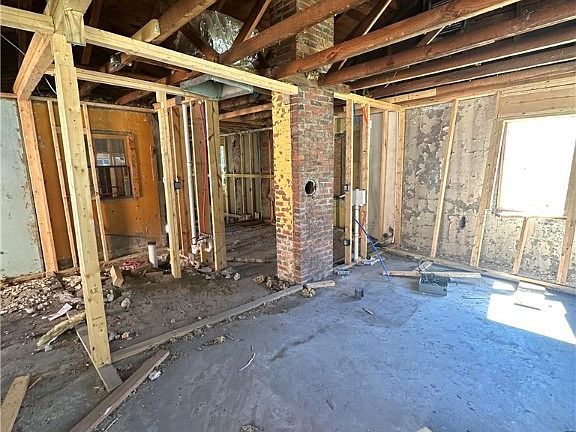 5th image of 832 E Orange St