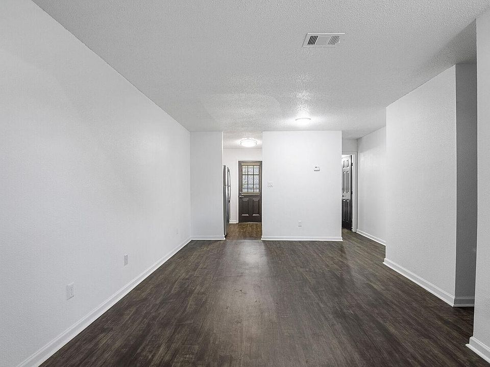 1st image of 2215 Creekside Ct #2215