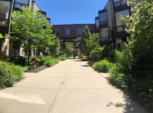 1257 W Cottage Pl, Chicago, IL 60607